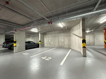 parking - Pronájem bytu 2+kk v osobním vlastnictví 52 m², Praha 8 - Karlín
