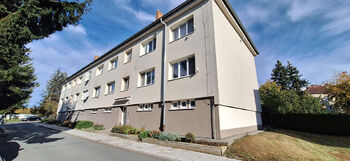 Pohled na dům z ulice - Prodej bytu 2+1 v osobním vlastnictví 58 m², Rousínov 