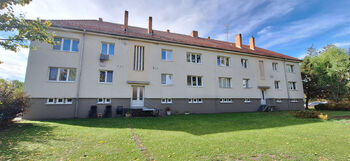 Pohled na dům ze zadní strany (zahrady) - Prodej bytu 2+1 v osobním vlastnictví 58 m², Rousínov