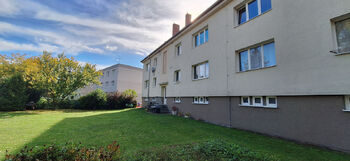 Pohled na dům ze zadní strany (zahrady) - Prodej bytu 2+1 v osobním vlastnictví 58 m², Rousínov