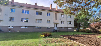 Pohled na dům ze zadní strany (zahrady) - Prodej bytu 2+1 v osobním vlastnictví 58 m², Rousínov