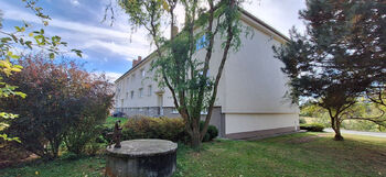 Pohled na dům z parku - Prodej bytu 2+1 v osobním vlastnictví 58 m², Rousínov
