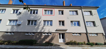 Pohled na dům z ulice - Prodej bytu 2+1 v osobním vlastnictví 58 m², Rousínov