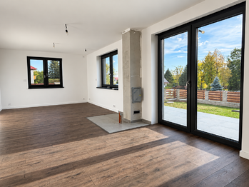 kuchyně, obývák 1NP - Prodej domu 152 m², Horní Planá