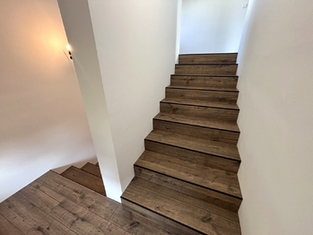 pohled schodiště - Prodej domu 152 m², Horní Planá