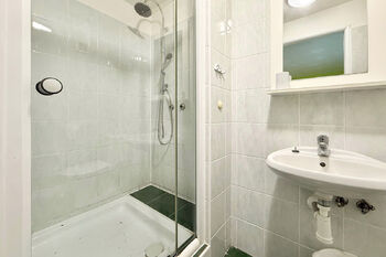 Koupelna apartmánu - Pronájem ubytovacího zařízení 800 m², Chrustenice