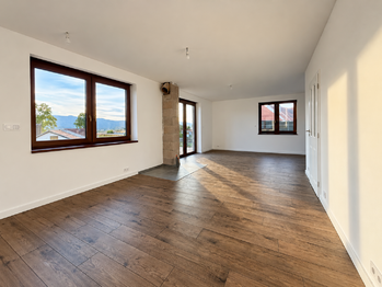 obývák s kuchyní 1NP - Prodej domu 152 m², Horní Planá