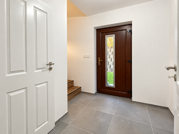 vstupní hala 1NP - Prodej domu 152 m², Horní Planá