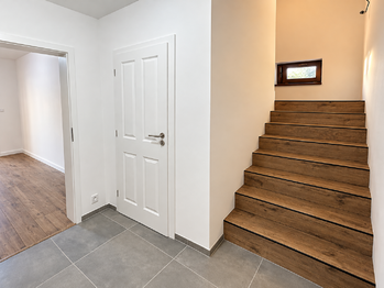 vstupní hala 1NP - Prodej domu 152 m², Horní Planá