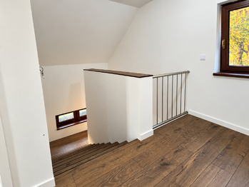 pohled na schodiště - Prodej domu 152 m², Horní Planá
