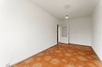pokoj větší - Prodej bytu 3+1 v osobním vlastnictví 81 m², Praha 10 - Petrovice