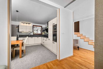 kuchyně s halou - Prodej bytu 5+1 v osobním vlastnictví 191 m², České Budějovice