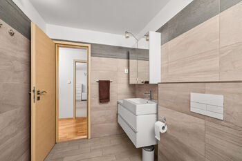 koupelna 1. NP - Prodej bytu 5+1 v osobním vlastnictví 191 m², České Budějovice