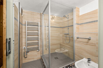 koupelna 1.PP - Prodej bytu 5+1 v osobním vlastnictví 191 m², České Budějovice