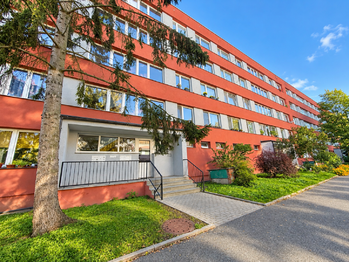 Pohled na dům - Prodej bytu 4+1 v osobním vlastnictví 76 m², Benátky nad Jizerou
