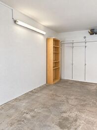 interiér garáže - Prodej garáže 373 m², Brno