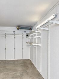 interiér garáže - Prodej garáže 373 m², Brno