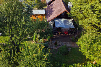 Pohled z dronu - chatka - Prodej pozemku 461 m², Karlovy Vary