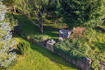 Pohled z dronu - posezení v zahradě - Prodej pozemku 461 m², Karlovy Vary
