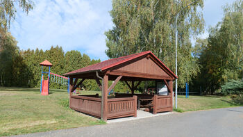 Dětské hřiště s altánem - Prodej bytu 3+1 v osobním vlastnictví 57 m², Zběšičky