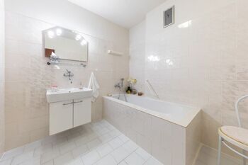 2NP Koupelna - Prodej domu 298 m², Brno