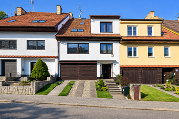 Dům - pohled z ulice - Prodej domu 298 m², Brno 