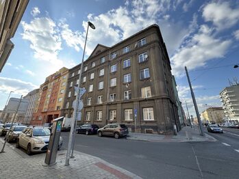 pohled na dům - Pronájem bytu 2+1 v osobním vlastnictví 57 m², Plzeň