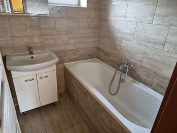 V koupelně v přízemí je vana - Prodej domu 180 m², Stará Huť