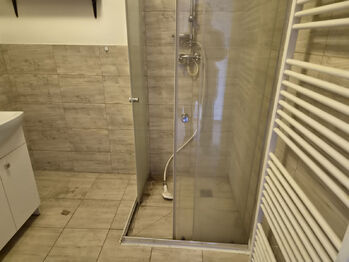 V patře domu je sprchový kout - Prodej domu 180 m², Stará Huť