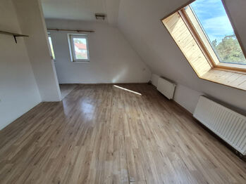 V patře domu je obývací pokoj propojený s kuchyňským koutem - Prodej domu 180 m², Stará Huť