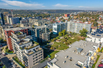 Dron - pohled na vnitrobloku - Prodej bytu 2+kk v osobním vlastnictví 55 m², Praha 4 - Modřany