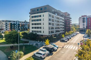 Pohled z ulice - Prodej bytu 2+kk v osobním vlastnictví 55 m², Praha 4 - Modřany
