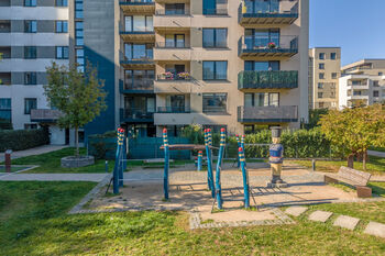 Čelní pohled na byt/dům z vnitrobloku - Prodej bytu 2+kk v osobním vlastnictví 55 m², Praha 4 - Modřany