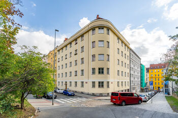 Čelní pohled na dům - Pronájem bytu 3+1 v osobním vlastnictví 97 m², Praha 10 - Vršovice