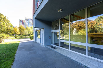 vstup do domu - Pronájem bytu 2+kk v osobním vlastnictví 43 m², Praha 8 - Kobylisy