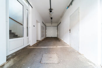 vjezd do bytového domu - Prodej bytu atypický v osobním vlastnictví 329 m², Brno