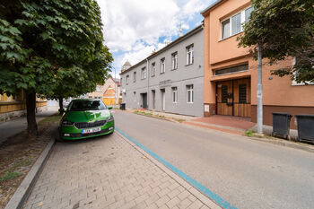 pohled na bytový dům z ulice Stejskalova - Prodej bytu atypický v osobním vlastnictví 329 m², Brno