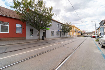pohled na bytový dům z ulice Táborská - Prodej bytu atypický v osobním vlastnictví 329 m², Brno