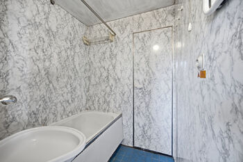 Koupelna - Prodej bytu 3+1 v osobním vlastnictví 68 m², Praha 4 - Krč