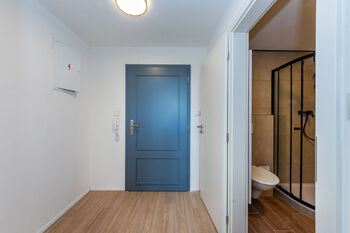 8. Předsíň, vstup do bytu a vstup do koupelny v 7. NP - Prodej bytu 2+kk v osobním vlastnictví 48 m², Praha 3 - Žižkov