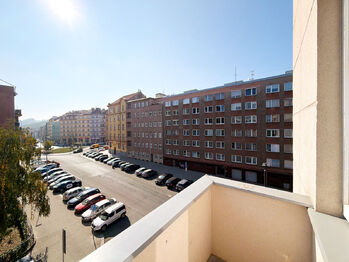 Vybrané byty disponují také balkonem nebo terasou, orientovanými do ulice či klidného vnitrobloku. - Prodej bytu 2+1 v osobním vlastnictví 69 m², Praha 4 - Nusle