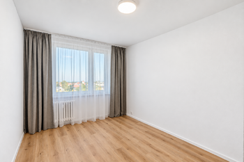 Pokoj 1 - Prodej bytu 4+kk v osobním vlastnictví 92 m², Kostelec nad Černými lesy