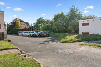 Parkoviště - Prodej bytu 4+kk v osobním vlastnictví 92 m², Kostelec nad Černými lesy