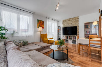 Obývací pokoj - Prodej bytu 3+kk v osobním vlastnictví 89 m², Praha 9 - Újezd nad Lesy 