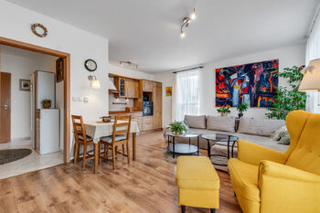 Obývací pokoj - Prodej bytu 3+kk v osobním vlastnictví 89 m², Praha 9 - Újezd nad Lesy