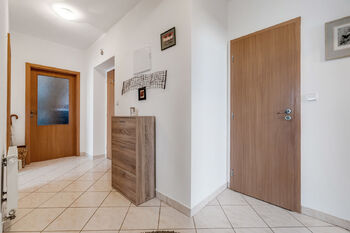 Vstupní dveře - Prodej bytu 3+kk v osobním vlastnictví 89 m², Praha 9 - Újezd nad Lesy