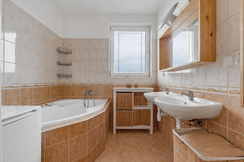Koupelna  - Prodej bytu 3+kk v osobním vlastnictví 89 m², Praha 9 - Újezd nad Lesy