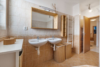 Koupelna  - Prodej bytu 3+kk v osobním vlastnictví 89 m², Praha 9 - Újezd nad Lesy