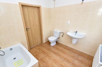 Koupelna s vanou, sprchovým koutem, toaletou a umyvadlem.  - Prodej chaty / chalupy 100 m², Vlastislav