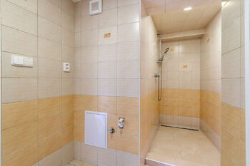 Koupelna s WC - Prodej bytu 3+kk v osobním vlastnictví 61 m², Beroun